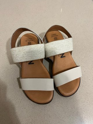 Sandalias planas beige y blancas