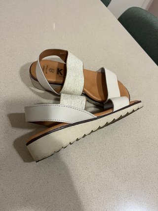 Sandalias planas beige y blancas