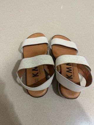 Sandalias planas beige y blancas