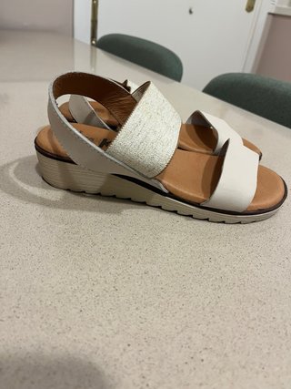 Sandalias planas beige y blancas