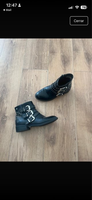Botines negros con tachuelas y hebillas