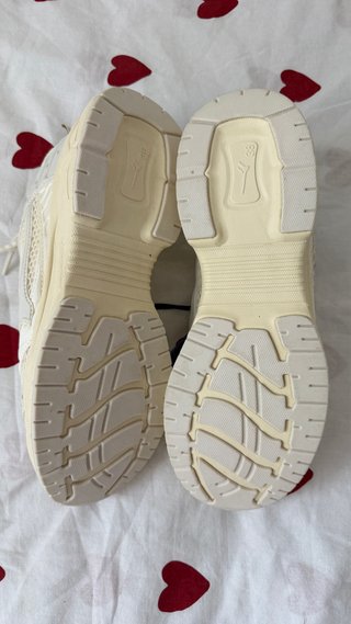 Zapatillas deportivas beige y blancas