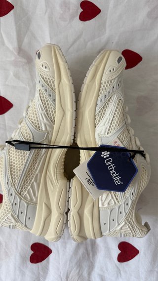 Zapatillas deportivas beige y blancas
