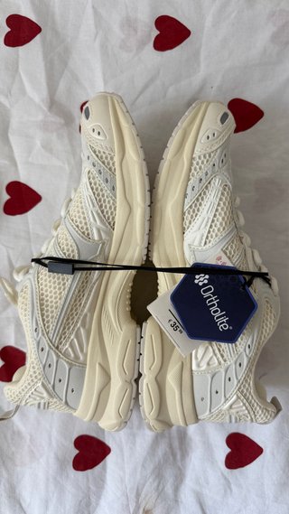 Zapatillas deportivas beige y blancas