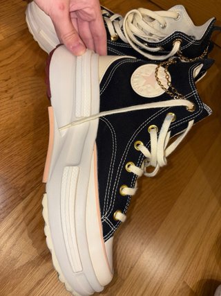 Converse azules oscuras con cadena y corazón.