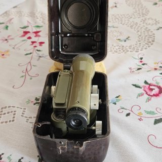 Teodolito Kern pequeño antiguo y tripode.