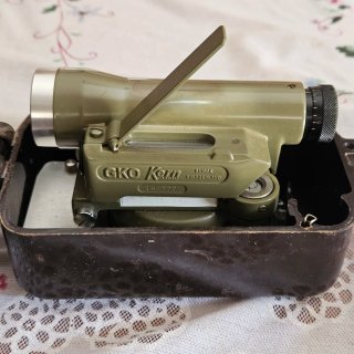 Teodolito Kern pequeño antiguo y tripode.