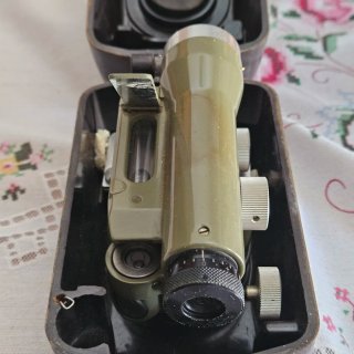 Teodolito Kern pequeño antiguo y tripode.