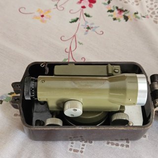 Teodolito Kern pequeño antiguo y tripode.