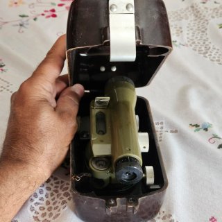 Teodolito Kern pequeño antiguo y tripode.