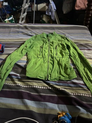 Chaqueta verde con cremallera y bolsillos