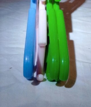 Pack de 4 perchas pequeñas de plástico,de colores