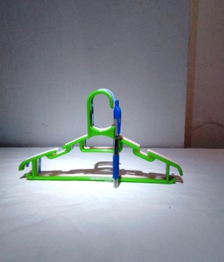 Pack de 4 perchas pequeñas de plástico,de colores