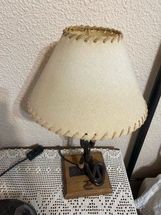 Mesita de noche de madera con lámpara. 2 por 40€.