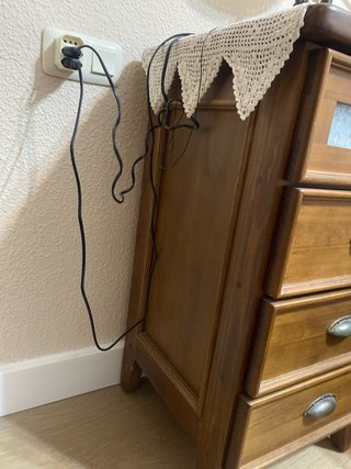 Mesita de noche de madera con lámpara. 2 por 40€.