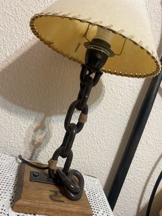 Mesita de noche de madera con lámpara. 2 por 40€.