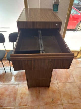 Archivador de madera marrón