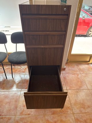 Archivador de madera marrón