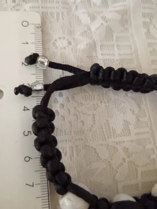 Braccialetto perle bianche e cordino regolabile