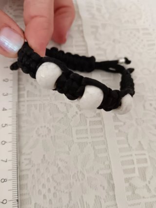 Braccialetto perle bianche e cordino regolabile