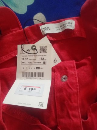 Mono corto rojo con botones