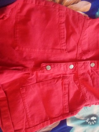 Mono corto rojo con botones