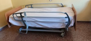Cama articulada con ruedas