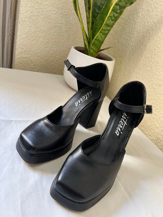 Tacones negros plataforma con tira