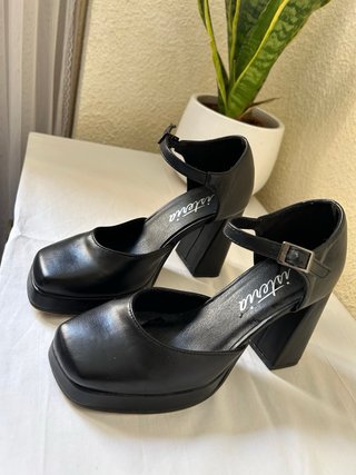 Tacones negros plataforma con tira