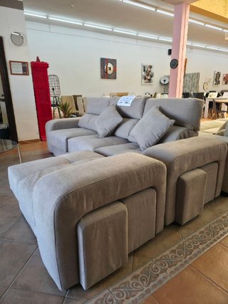 Sofá modular beige con puff