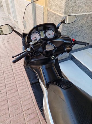 Yamaha T-Max Negra