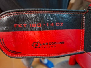 Saco de boxeo y guantes rojos
