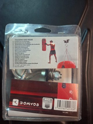 Saco de boxeo y guantes rojos