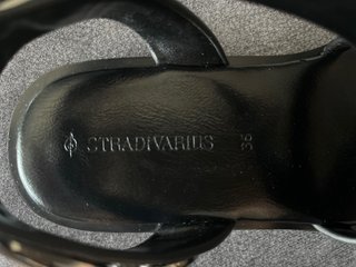 Sandalias de Stradivarius negras con tachuelas