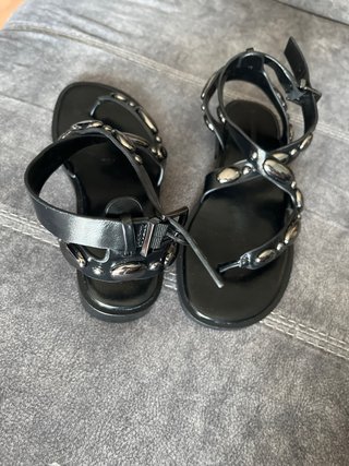 Sandalias de Stradivarius negras con tachuelas