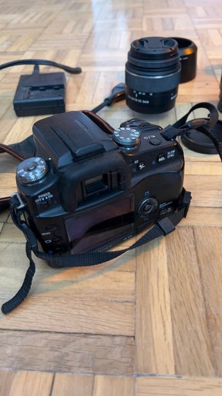 Sony Alpha A100 DSLR con objetivos