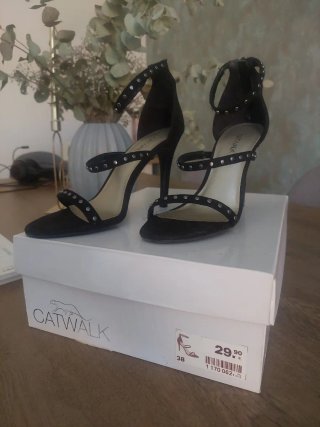 Sandalias negras Catwalk con tachuelas