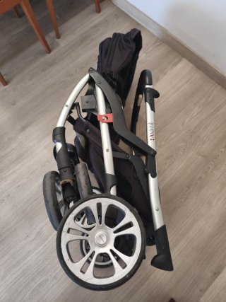 Carro de bebé Avant  con sombrilla.