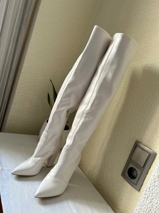 Botas altas blancas nuevas