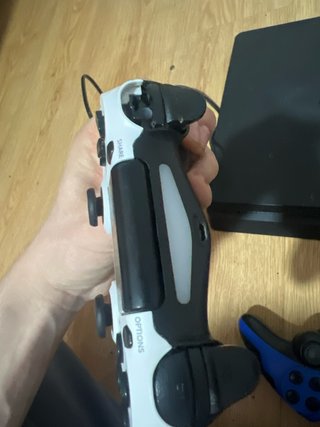Ps4 Slim 1TB Negra los mandos les faltan piezas