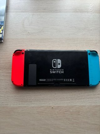 Nintendo Switch+Juego Let’s go Pikachu