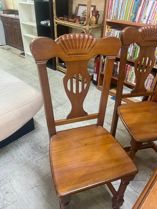 Mesa de comedor y 4 sillas de madera