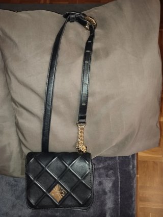 Bolso Parfois negro con cadena dorada