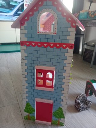 Casa de muñecas grande con muebles