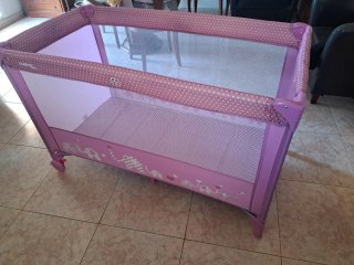 Cuna de viaje rosa con elefantes