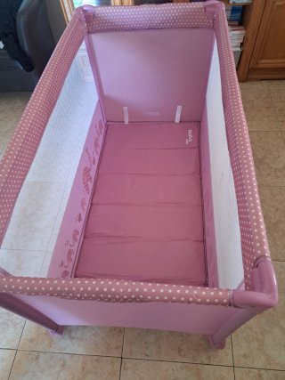 Cuna de viaje rosa con elefantes
