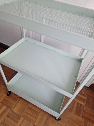 Carrito auxiliar metálico con ruedas