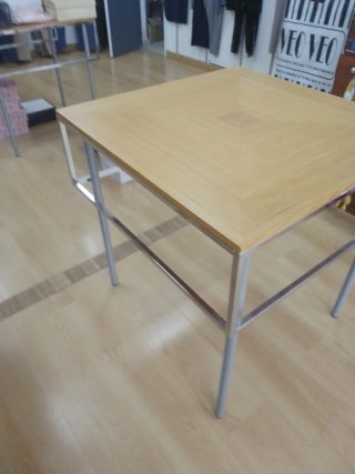 Mesa expositor madera y metal