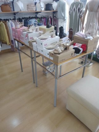 Mesa expositor madera y metal