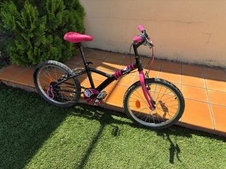 Bicicleta infantil Btwin rosa y negra